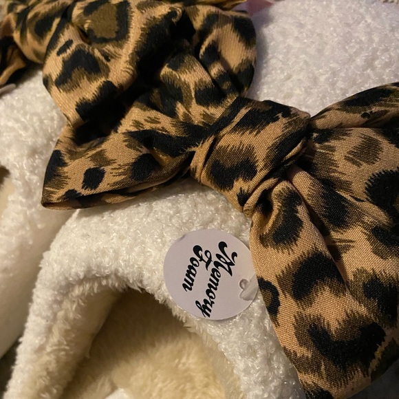 Mellow & Mod Memory Foam Slippers w/ Leopard Print Bow - Picture 2 of 3